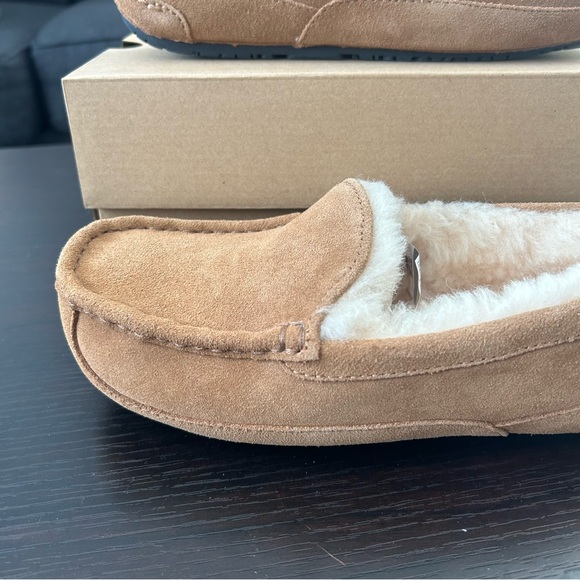 UGG KIDS ASCOT SUEDE SLIPPERS - Picture 2 of 7